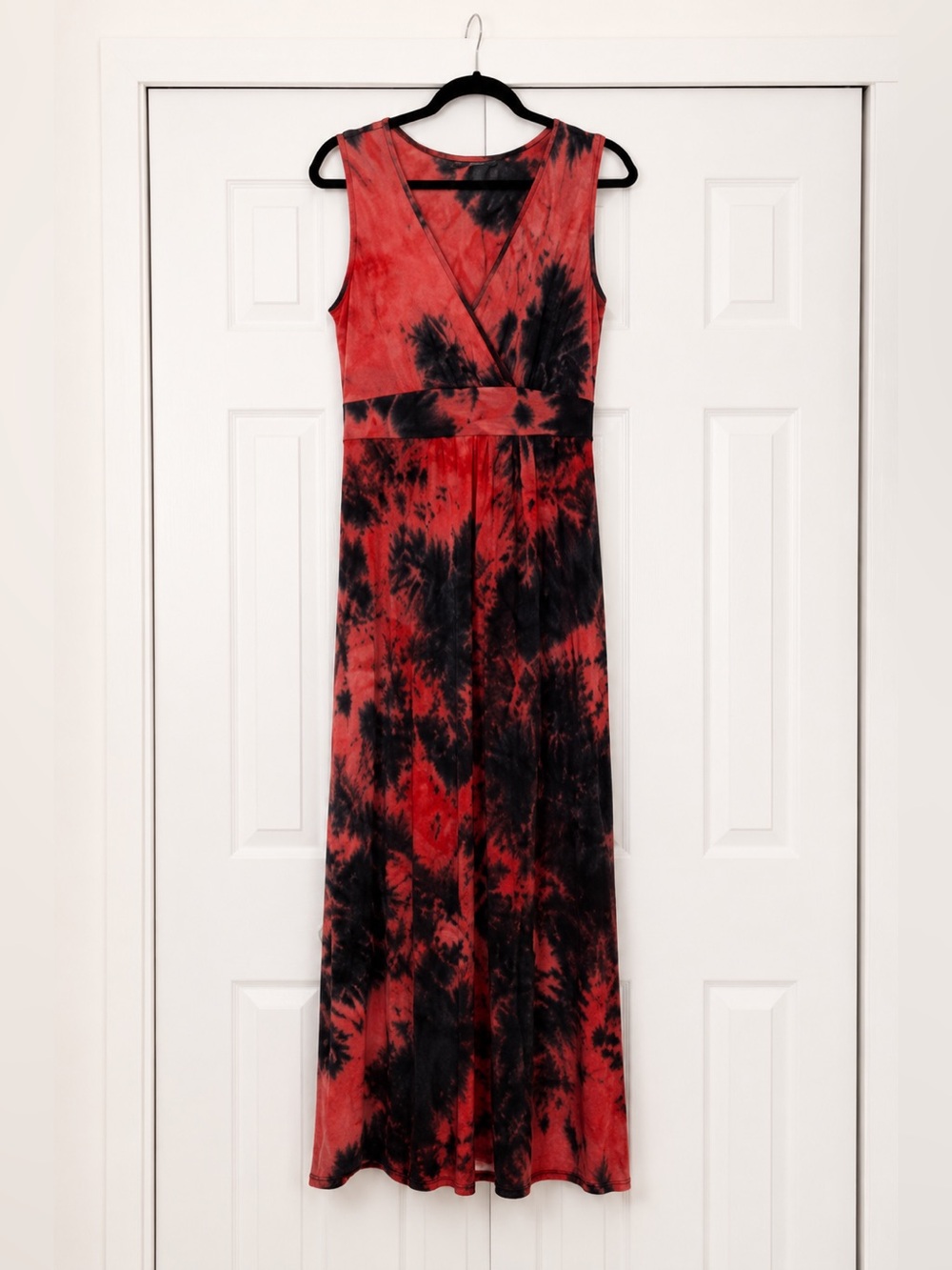 Red and Black Sleeveless V-Neck Maxi Sundress